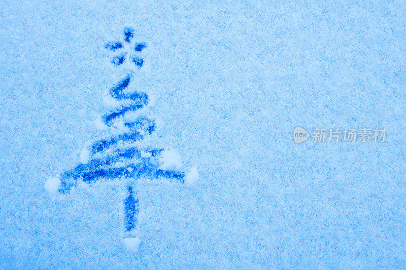 彩绘圣诞树上的雪背景