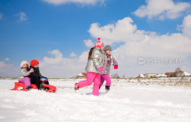 孩子们在雪地上