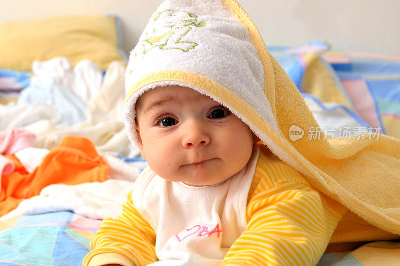 白黄色毯子下的漂亮宝宝