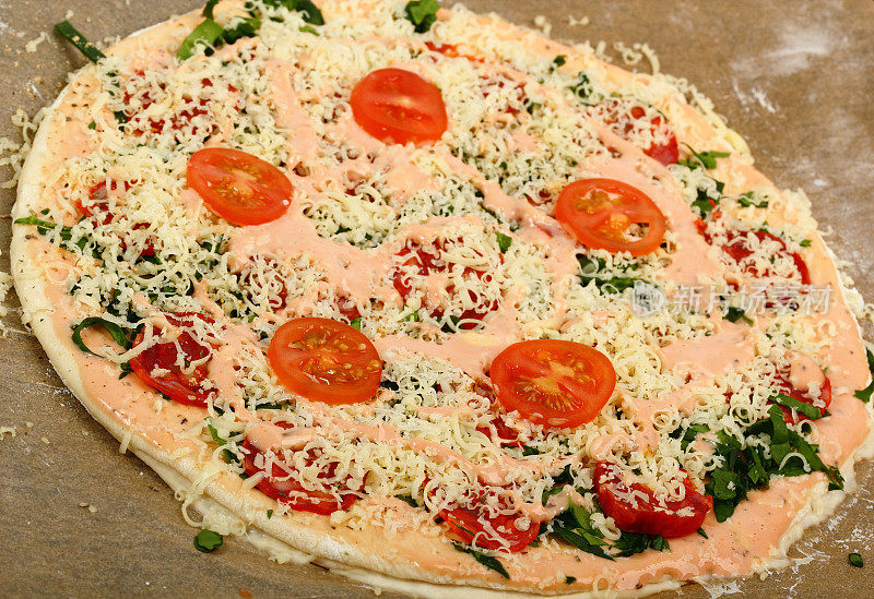 用意大利腊肠和西红柿做披萨