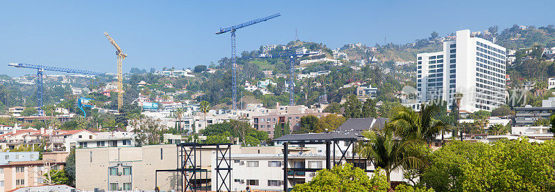 西好莱坞山的天际线与建筑起重机