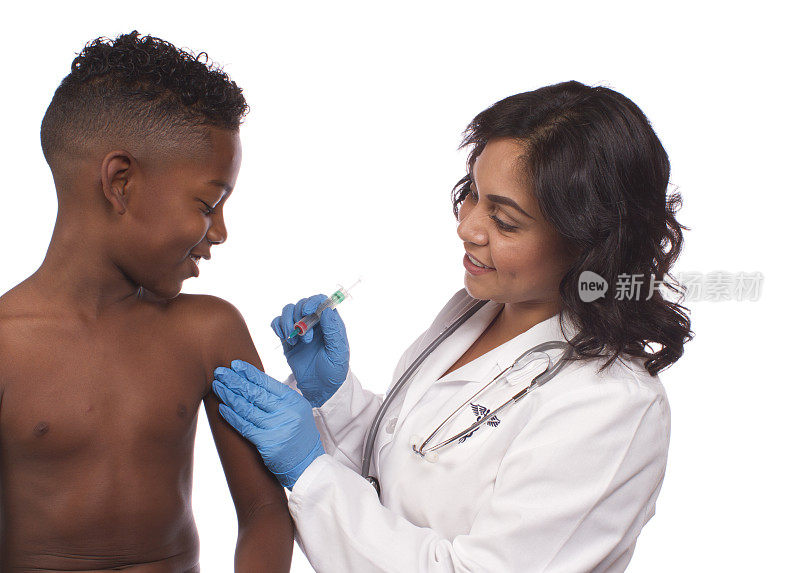 西班牙裔医生给非裔美国男孩注射多发性硬化症