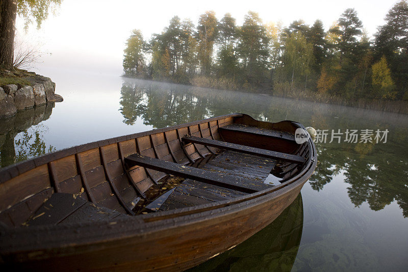 斯德哥尔摩附近薄雾湖上的木船