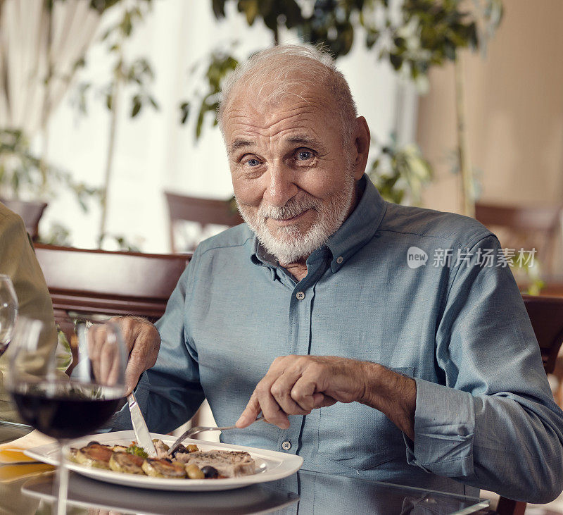 老人吃午餐