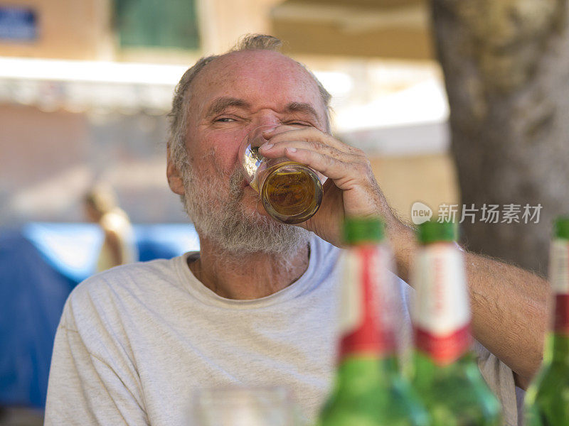 在克罗地亚的Komiza餐厅喝啤酒