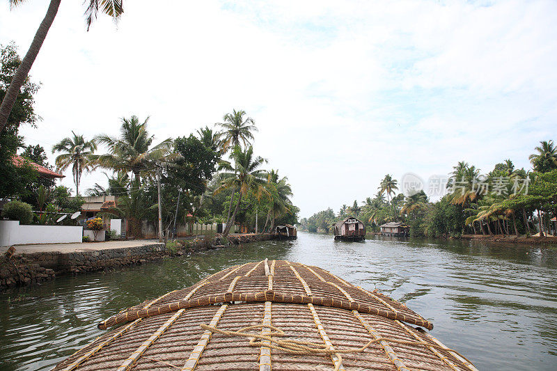 印度喀拉拉邦库马拉库姆的喀拉拉邦回水区的游艇