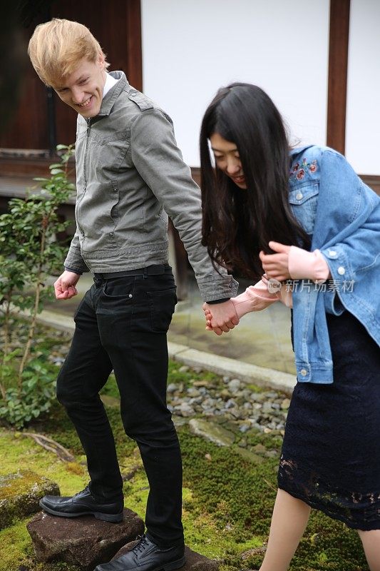 一对夫妇在日本寺庙花园散步