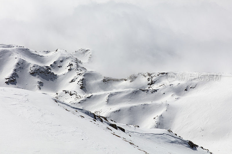 白雪皑皑的山顶