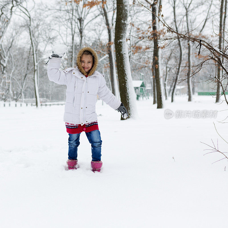 快乐的小女孩在户外玩雪