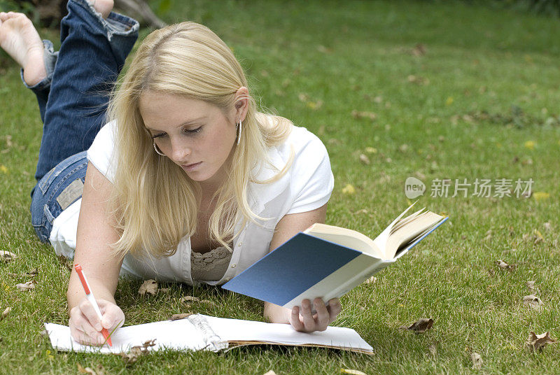 年轻女人学习