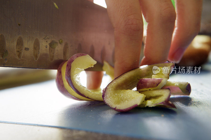 蘑菇片和甜椒