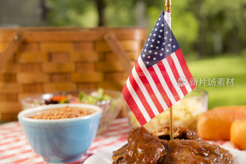 食物:野餐配烧烤，豆类，土豆沙拉。美国国旗。