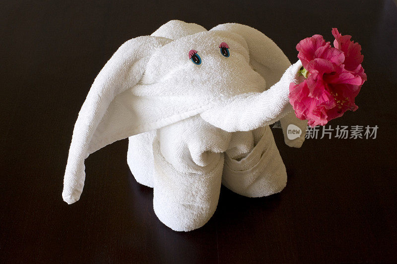 可爱的动物形状的毛巾在浪漫蜜月酒店套房，Copyspace