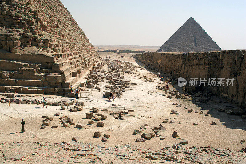 埃及:金字塔之下