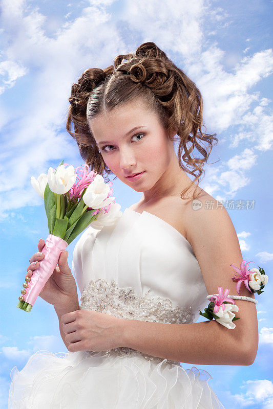 微笑的新娘手捧花束。