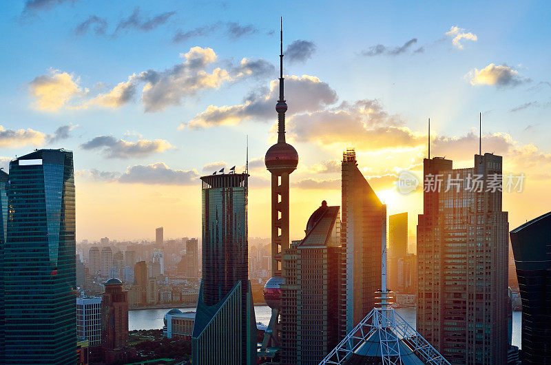 美丽的夕阳下的上海金融中心
