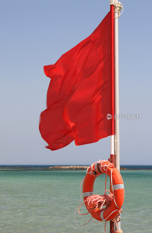 救生员和意大利海滩上的红旗