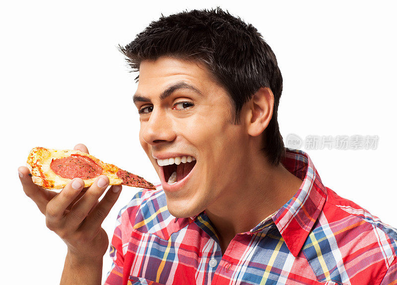 一个人吃着一片意大利辣香肠披萨――孤立的