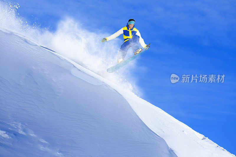 自由式滑雪运动员在一个跳跃