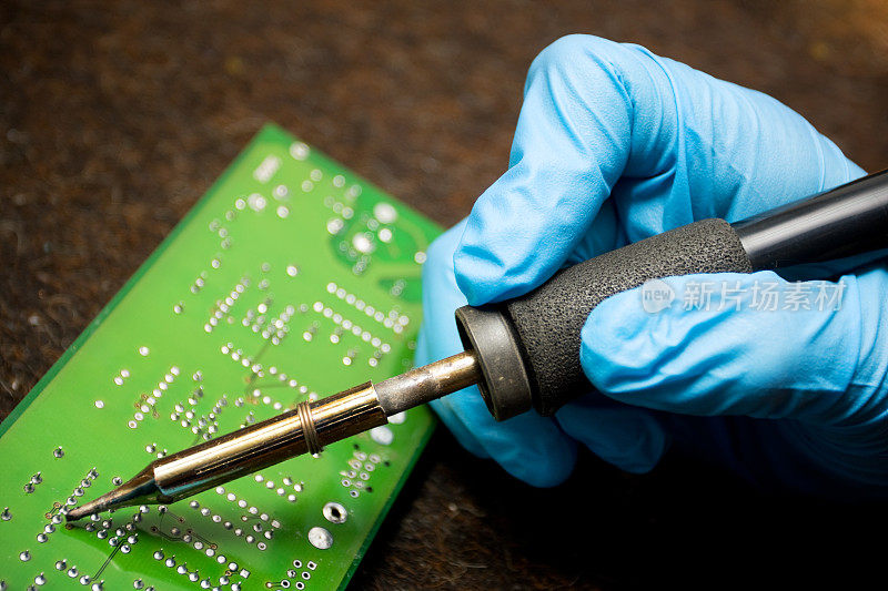 工程师焊接电子电路