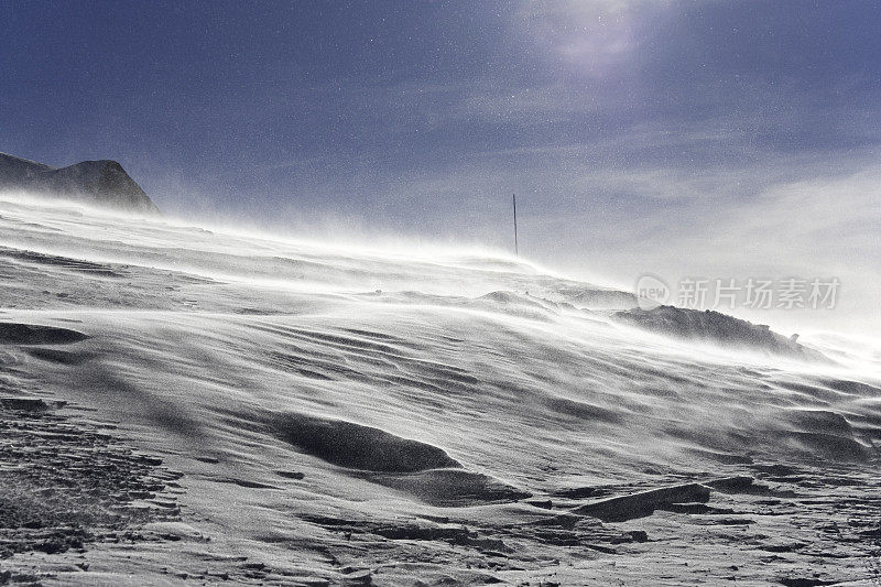 白天山上有暴风雪