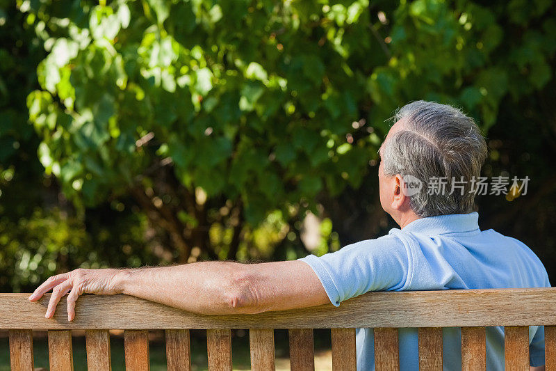 体贴的老人独自坐在长椅上