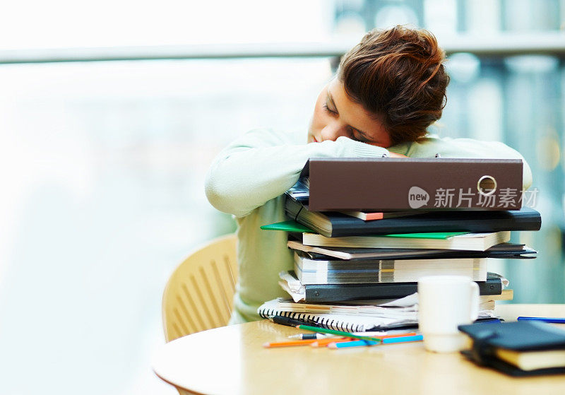 年轻的女士在学习的时候睡觉