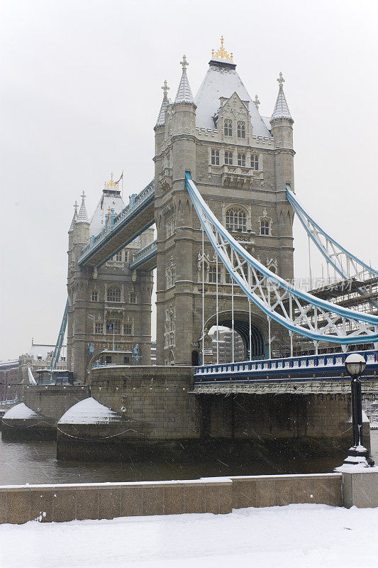 雪中的伦敦塔桥