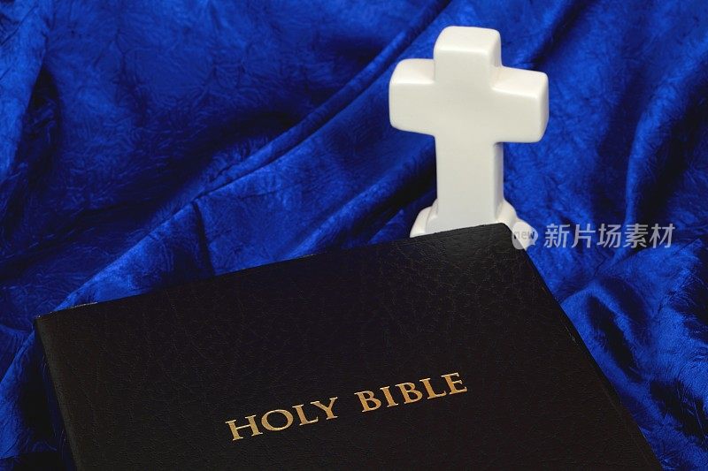 有白十字架的圣经