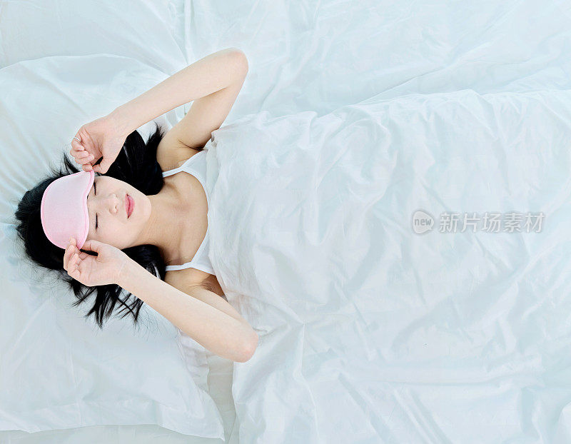 戴着睡眠面罩睡觉的女人