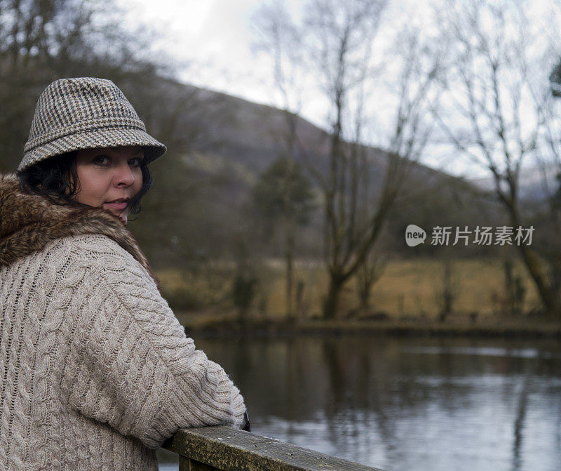 迷人的成熟女人看相机