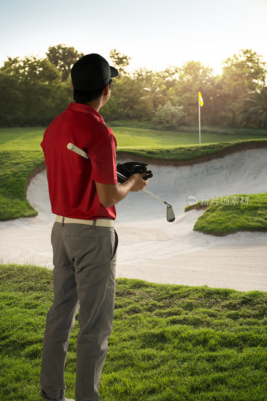 高尔夫球手在高尔夫球场挥杆。