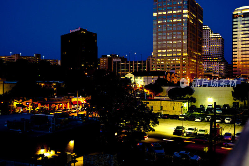 美国德克萨斯州奥斯汀市夜晚的天际线。摩天大楼。