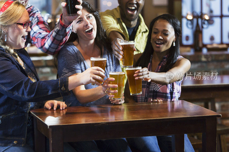 一群朋友在餐厅酒吧喝啤酒