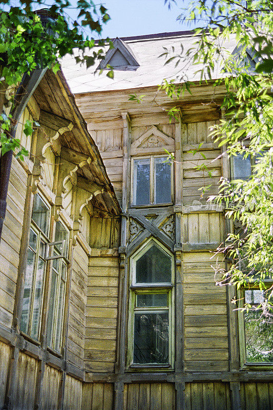 俄罗斯老木屋的碎片。