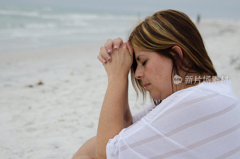 海滩上的悲伤女人