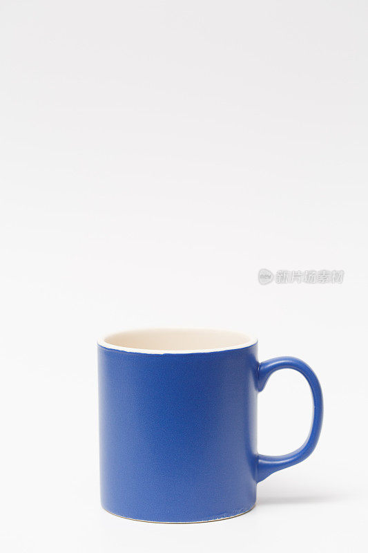 白色背景上的蓝色咖啡杯