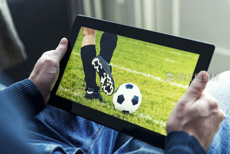 足球比赛在数字平板电脑上直播