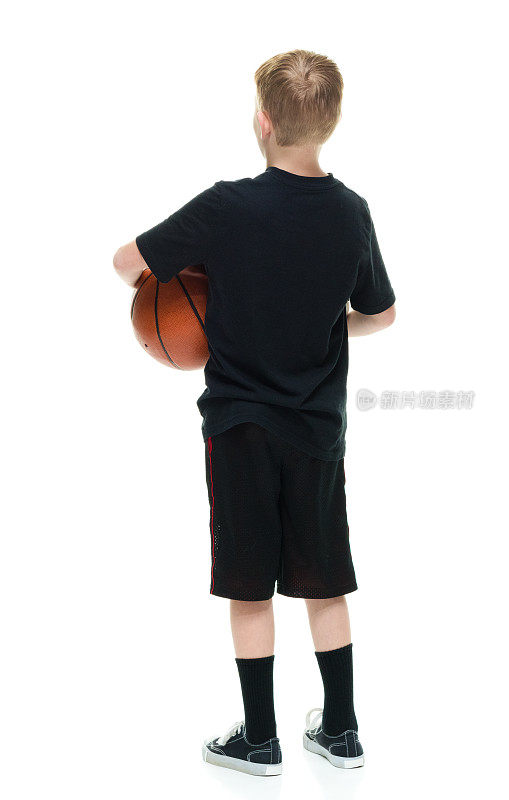 小男孩抱着篮球的后视图
