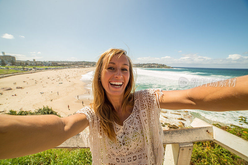 年轻女子的自画像在邦迪海滩，澳大利亚