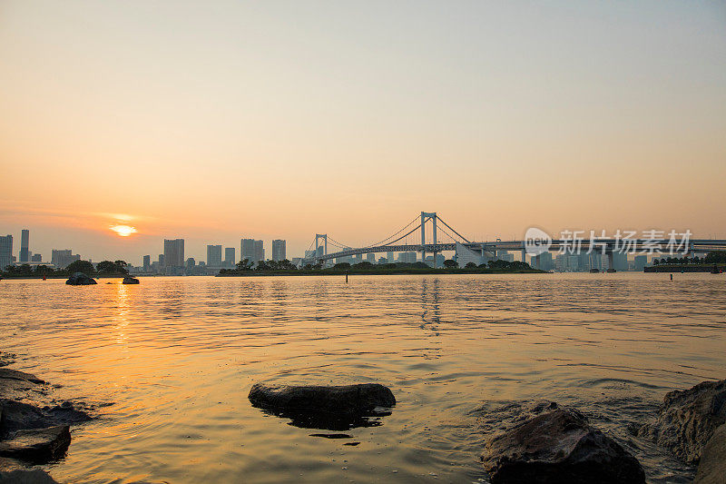 夕阳下的彩虹桥