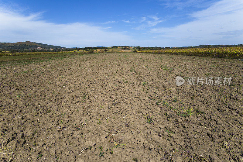 欧洲乡村中被犁过的、平坦的、宽阔的农地