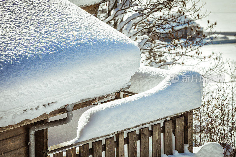 瑞士小屋与新鲜的雪