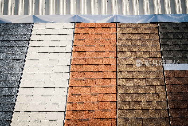 五颜六色的屋顶瓦片样品展出