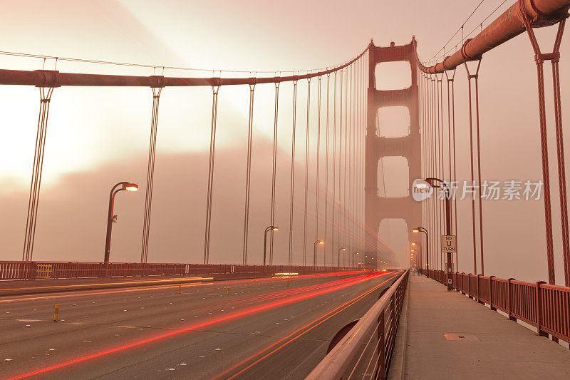 阳光和雾中的金门大桥，旧金山