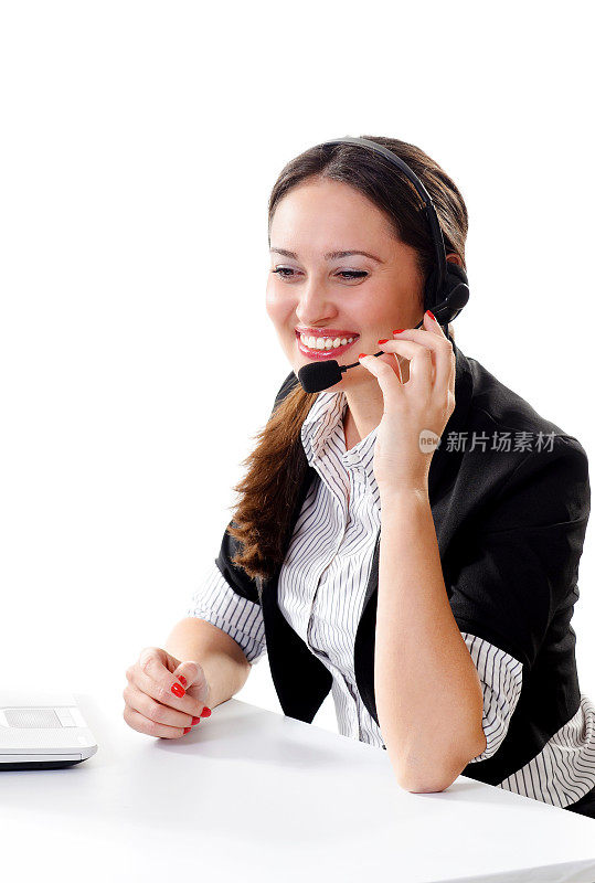 电话中心女商人戴着耳机微笑着说话