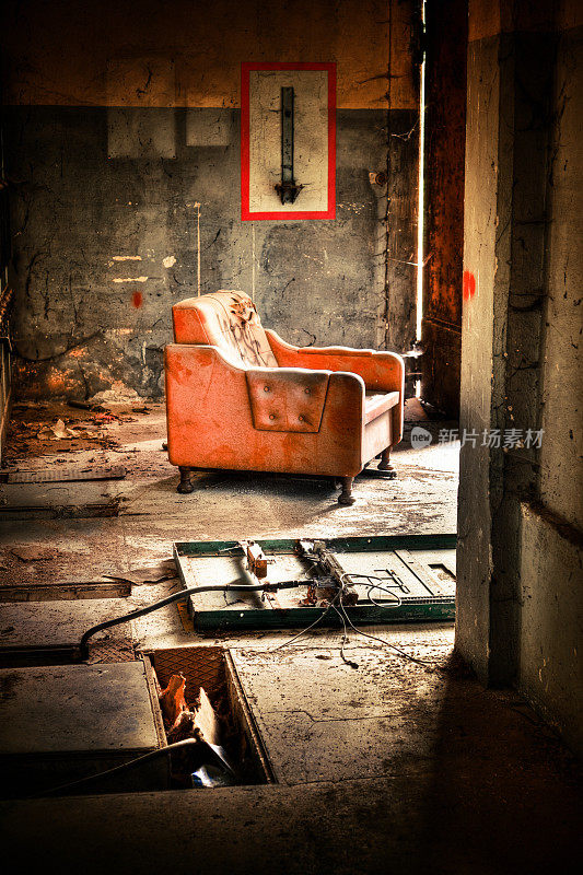 朽烂的建筑里的孤独的扶手椅