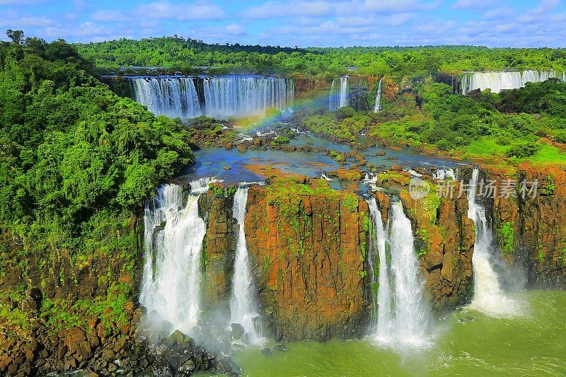 令人印象深刻的伊瓜苏瀑布和绿色雨林，巴西，南美洲