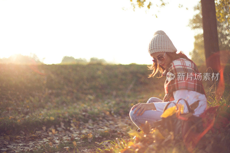 秋天里放松的女孩