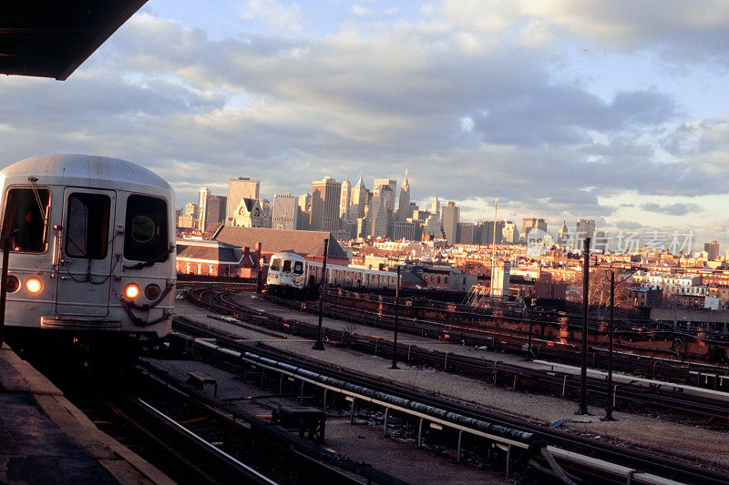 纽约地铁站与火车-曼哈顿天际线